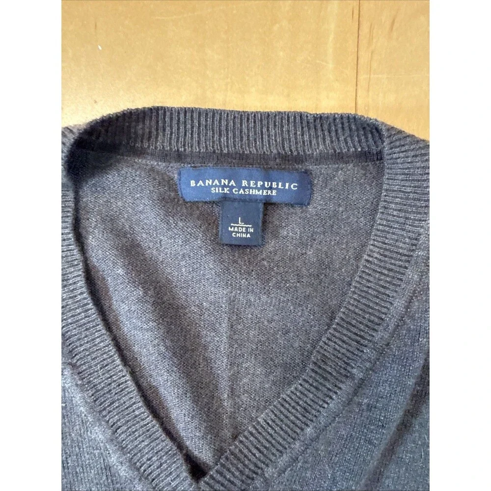 BROWN CASHMERE Banana Republic Men’s Size L Long sleeved Silk V Neck Sweater